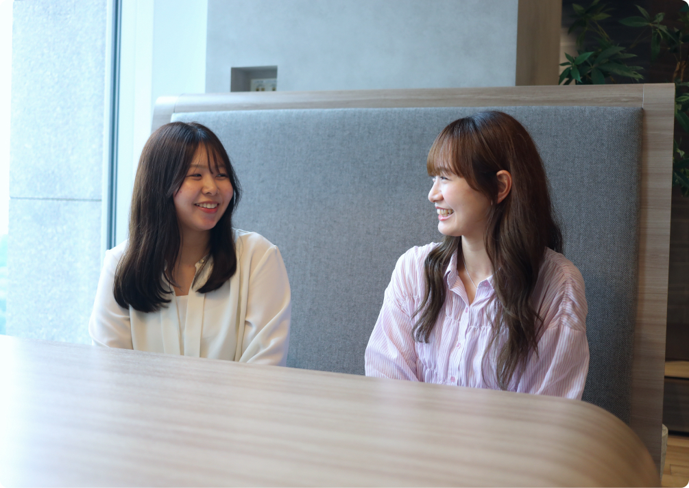 オフィスで談笑する社員の様子